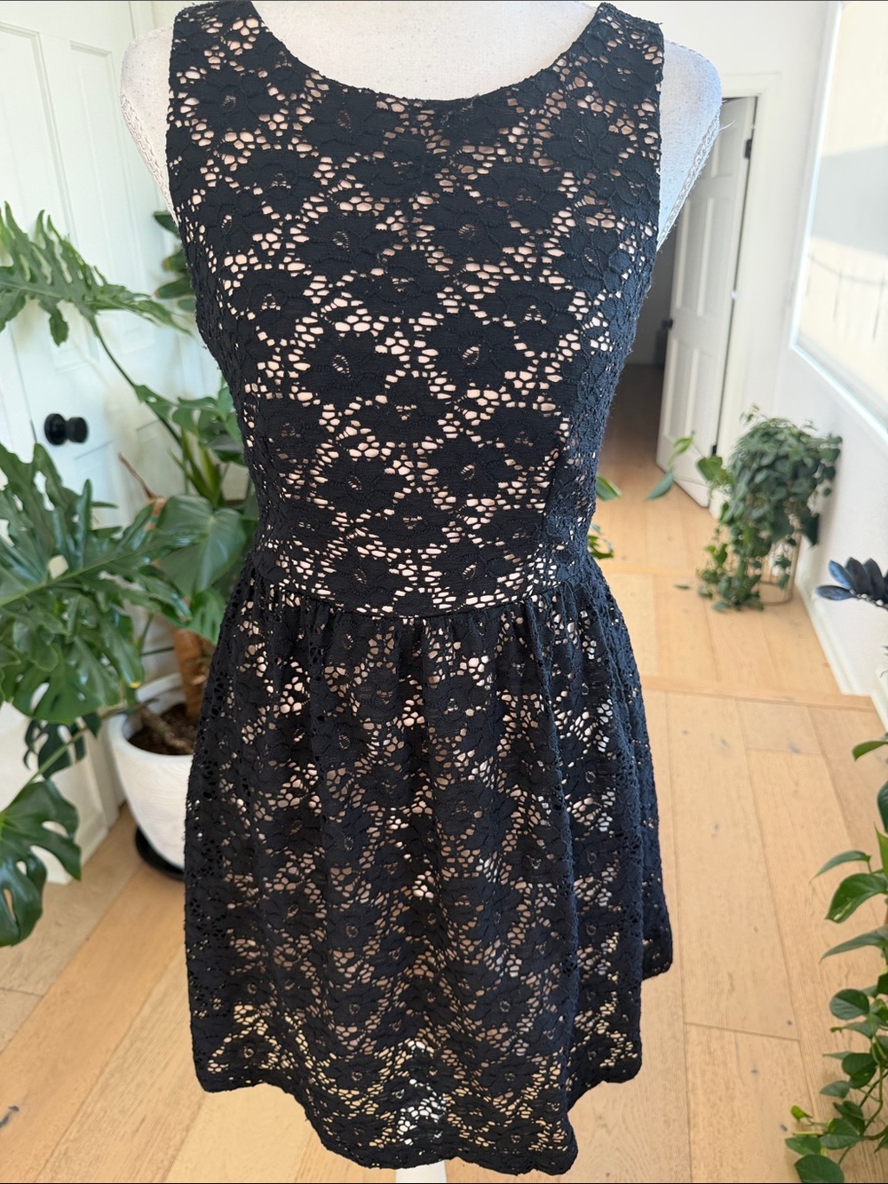 Mystic Black Floral Lace Sleeveless Cocktail Dress Size Small